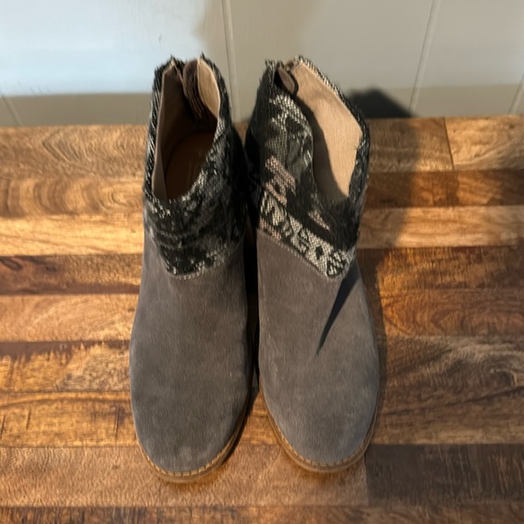 TOMS Suede Ankle Booties, Western, Block Heel, Gray, Black, Gently Used, Size 8 - Picture 2 of 14